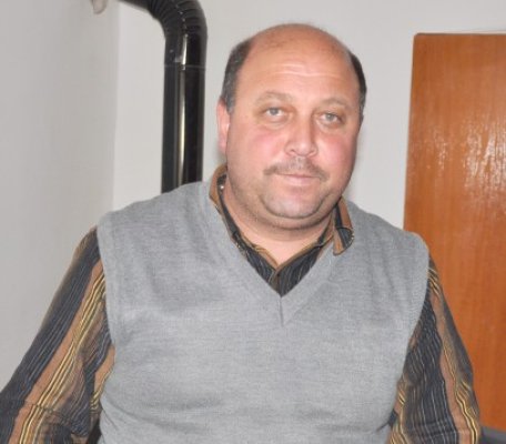Fostul primar din Dobromir şi secretara, condamnaţi la închisoare cu suspendare
